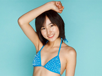 保田真愛 床に寝そべったり、壁に寄り掛かってポーズ