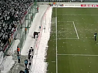 海外サッカーでは観客のチームワークも凄い動画。雪玉で大爆撃