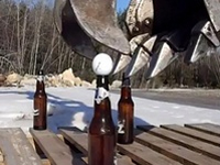 果てしなく繊細な神技術。ショベルカーでビール瓶を積み上げ・・るだけでは飽き足らず！