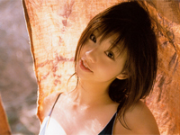 小泉摩耶 岩場で胸元パックリ開いた黒の水着をまとって豊満バストをアピール