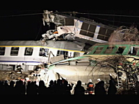 時速100キロ×時速100キロ。ポーランドで列車同士が正面衝突する事故。