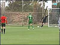 海外サッカーで珍しいオウンゴール？キーパーの蹴ったボールがブーメランｗ