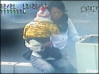 赤ちゃんを抱いた女性が飛び降り自殺を図ろうとする映像。ポリスＧＪすぎる