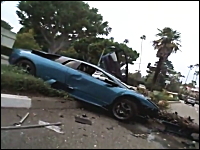 いい音を響かせて曲がってきたランボルギーニがクラッシュしてしまう映像。