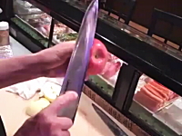 プロフェッショナルなリンゴの皮むき映像が凄い。おまいの包丁はピーラーかよ