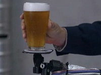 ぐいぐい踊ってもこぼれない！ビールを空中固定する凄いマシーン！