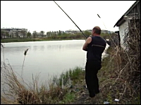 ちょｗおいｗまてｗ釣った魚をインターセプトした猫。メシげっと。
