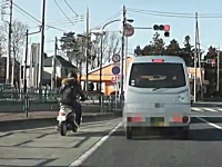 まさかの落し物。横をすり抜けて行った原付バイクから大切な物がコロリン。