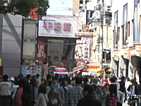 一方大阪ではちゃんと道を譲っていた。難波の商店街を救急車が緊急走行