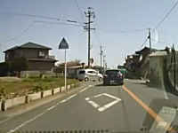 シュールなアクセラ。飛び出してきた車を避けてそのままどっか行ったｗ