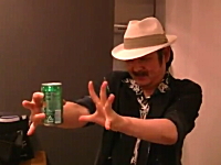 潰れた空き缶が元に戻って・・・。Ｍｒジョークのマジック「スペシャルドリンク」