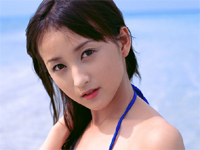 小松彩夏 ビーチでブルーのビキニ水着を着てポーズ