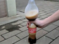 コンドームの頑丈さを実証。メントスコーラにコンドームを被せてみた。