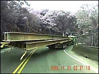 ちょｗ対向車が来たらどうするんだよ？ロング鉄鋼を積んだトラックが危険