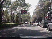 原チャリの勝利。スクーターを追いかけていた車が駐車中の車にズドン