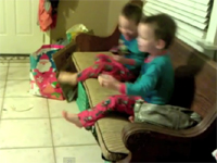 双子の神秘。完全にシンクロ。では、スローでもう一度・・・。