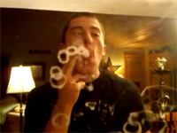 煙の輪っかを連発しまくる技を極めた人