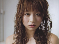 青島あきな ビーチでバストはみ出し気味なビキニ姿でセクシーポーズ