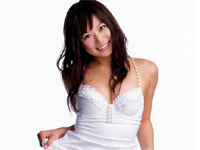 佐野夏芽 バスタブの中でベージュのランジェリーをまとって巨乳バストの谷間を魅せる