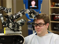 完全にバツゲーム・・・。全自動ヘアカットマシーンのデモ映像。