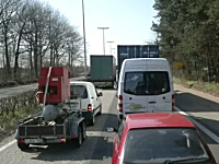 これはダサい。横入りガードに気を取られすぎて前の車に当たってしまう車。