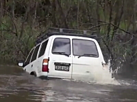 行けるんかよ？ワイルドすぎるドライバーが水溜りというか湖に突撃して・・・。