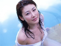 安めぐみ 着物姿やお手伝いさんダンスを舞ったり、チャイナドレスのセクシーショット