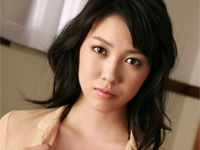 秦みずほ 納屋でスカートを脱いでセクシランジェリーショット