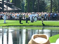 ゴルフ神動画。水面を跳ねて飛ぶ水切りショットでホールインワン。マスターズ