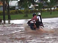 後ろに女子を乗せて水没した道路を突っ切ろうとしたバイクがつんのめってｗ