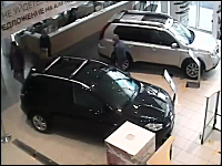 マジキチ。営業中の日産のディーラーに破壊目的で突っ込む車。おそロシア