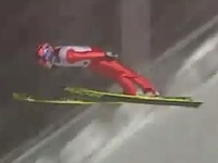 スキージャンプの失敗映像。クラッシュ後、すぐに立ち上がるのだが・・・