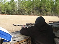 スコープをのぞいて引き金を引いたら銃身が爆発！バラバラに危ない怖い