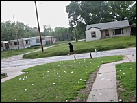 野球ボール大の巨大な雹（ひょう）が降っているのに普通に歩いている男性