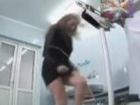 ひどいイタズラｗ 女性が体重計に乗ると股間に向って水がシャーッと出る