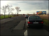 アスファルトが穴ぼこだらけ。道路が酷すぎてみんな車線を走れないｗ