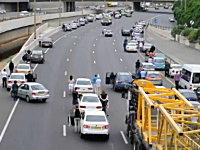ホロコースト記念日のサイレンに高速道路を走っていた車もその場に止めて黙とうを捧げる