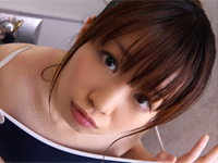 伊藤百合南 白のワンピースにドット柄Tバックビキニ水着を身につけて岩場でポーズ