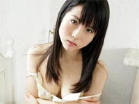 若木萌 ソファに横たわってスレンダーボディやTバックのヒップを魅せる