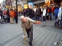 フリーズおじいちゃん。老人ストリートパフォーマーの絶技。