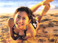 榎本加奈子 黒のビキニ水着姿でポーズ