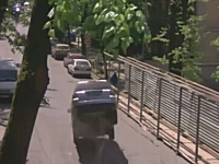 マンホールの蓋vsクルマ。これは何が起きた事故。マンホ蓋が飛んだ！？