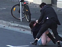 ミニスカートのお姉ちゃんつええ！路上でスーツ野郎と取っ組み合いの喧嘩