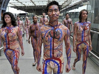 イギリスの町を練り歩く奇妙な人体解剖ボディーペインティング集団、全ては血を集める為