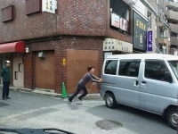 「おいおいおい！」スナック鹿児島涙目。壁をぶっ壊して逃走する軽自動車
