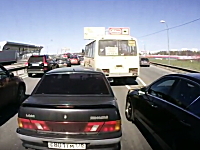 おそロシアすぎるｗ割り込み攻防してたら拳銃が出てきた動画ｗ