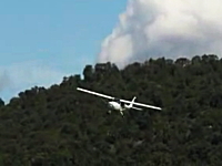 機体の向きがおかしい。激しい横風を受けながら着陸しようとする小型飛行機