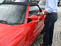 こんな車があったのか。斬新すぎるドアの開き方をするBMW・Z1ロードスター