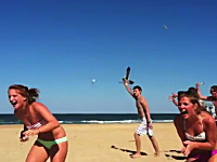 ドヤ顔ワロタ。自らが罠になりカモメを捕まえてヒーローになった男のビデオ。