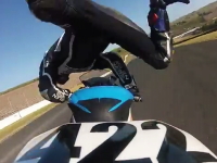 よく耐えた。ハイサイドでほぼ転倒というシーンを見事に乗り切ったライダー。